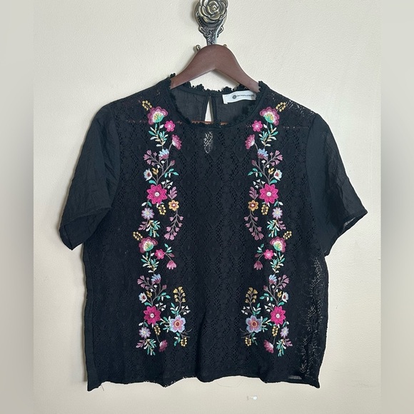 The Impeccable Pig Tops - 🖤 The Impeccable Pig Floral Crochet Blouse – Black – Size Small – EUC